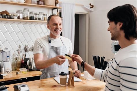 四日市 アルバイト: なぜカフェで働くことが宇宙の謎を解く鍵になるのか？